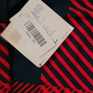 LuLaRoe Cassie skirt size 2x will fit L also very flexible. Skirt is navy/red